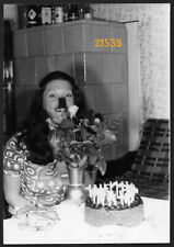 Usado, Chica bonita sonriendo con pastel de cumpleaños, rosas, fotografía vintage, 1970'   segunda mano  Embacar hacia Argentina