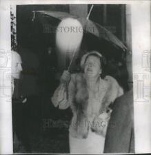 1956 foto de prensa reina Jullana Países Bajos lente paraguas gota de lluvia fotógrafos, usado segunda mano  Embacar hacia Argentina