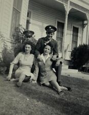 Usado, Duas lindas mulheres sentadas na grama com dois soldados fotografia P&B 3 x 4 comprar usado  Enviando para Brazil