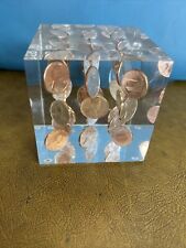 CUBO DE CENTAVO FLUTUANTE VINTAGE ACRÍLICO LUCITE 3”x3” QUADRADO 1950º Mix 1669 centavos comprar usado  Enviando para Brazil