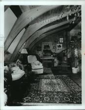 1989 Press Photo Sala de estar com uma cadeira confortável e acentuada com teto angular, usado comprar usado  Enviando para Brazil