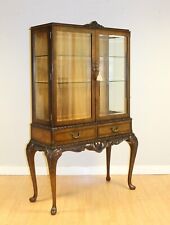 VINTAGE DISPLAY CABINET ON QUEEN ANN STYLE LEGS WITH GLASS SHELVES & KEY for sale  Shipping to South Africa