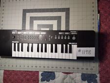 Mini piano digital Alesis Melody 32 portátil 32 teclas com alto-falantes embutidos comprar usado  Enviando para Brazil