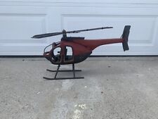 Modelo de helicóptero vintage Hughes 500 de madera pintada con cuchillas de metal con piloto segunda mano  Embacar hacia Argentina