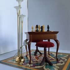 Casa de muñecas miniatura escala 1:12 juego de ajedrez, mesa, 12 voltios lámpara de pie de trabajo segunda mano  Embacar hacia Argentina