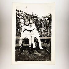 Foto fofa infantil dando abraços década de 1930 banco de jardim quintal instantâneo vintage B3079 comprar usado  Enviando para Brazil