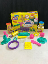 2002 Hasbro Play-Doh Conjunto de Padaria Utensílios de Cozinha Cortadores de Biscoitos Cupcakes Muffins Caixa, usado comprar usado  Enviando para Brazil