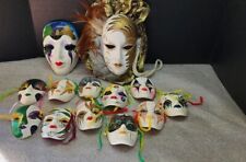 13 varias máscaras decorativas de Mardi Gras para colgar en una pared de cerámica segunda mano  Embacar hacia Argentina