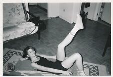 Mujer practicando en casa haciendo gimnasia leggy dama acostada foto de colección 188, usado segunda mano  Embacar hacia Argentina