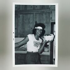 Foto de tigela de frutas de levantamento de supermãe década de 1980 feliz mãe negra afro-americana A3558 comprar usado  Enviando para Brazil
