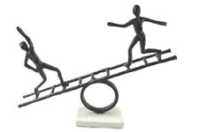 Escultura de hierro forjado sólido pesado dos personas balanceándose en una escalera negro blanco, usado segunda mano  Embacar hacia Argentina