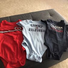 3 - Bodysuits de manga curta logotipo bebê meninos TOMMY Hilfiger 0-3 e 3-6 meses comprar usado  Enviando para Brazil
