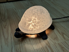 Usado, Lámpara de mesa de vidrio blanco esmerilado tortuga luz nocturna estilo Tiffany base de metal segunda mano  Embacar hacia Argentina