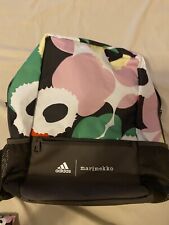 Muito fofo!! Nova mochila Adidas x Marimekko. Dimensões 14,96” X 9,25” X 6,29”. comprar usado  Enviando para Brazil