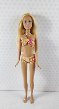 Muñeca de fiesta Barbie en playa, ojos azules rubios pies planos en bikini (2008) *Daños segunda mano  Embacar hacia Argentina