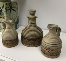 Studio ceramica decanter al piano largo marcatura DV e coppia abbinata brocche di aceto olio, usato usato  Spedire a Italy