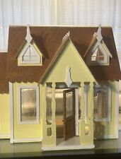 Casa de bonecas vitoriana de madeira feita à mão/vintage, 16”Hx16”Wx9”D, usado comprar usado  Enviando para Brazil