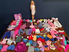 Lote de 100 + piezas de ropa, zapatos y accesorios tamaño muñeca y Barbie segunda mano  Embacar hacia Argentina