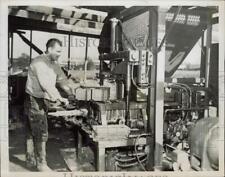 Usado, 1950 Press Photo Worker opera máquinas fazendo blocos de concreto, Ohio comprar usado  Enviando para Brazil