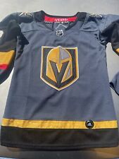 Usado, Camiseta deportiva de hockey Adidas NHL Las Vegas Golden Knights pequeña (ver medidas) segunda mano  Embacar hacia Argentina