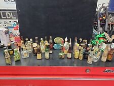 Lote de 48 botellas de licor vintage mini/tipo aerolínea - todas de vidrio y whisky vacío segunda mano  Embacar hacia Argentina