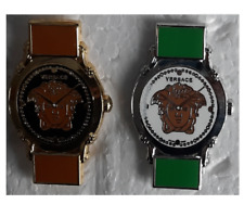 Usado, LOT 2 SUPERBES PIN'S RARES MONTRES WATCHES VERSACE ZAMAC QUALITE ARTHUS comprar usado  Enviando para Brazil