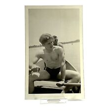 Usado, Jovem sem camisa em baús de natação remando um barco década de 1940 foto instantânea vintage comprar usado  Enviando para Brazil
