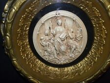 Um medalhão extraordinário de imagens de relevo gótico de deusas e bebês comprar usado  Enviando para Brazil