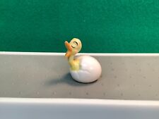 Estatuilla en miniatura vintage de patito bebé rompiendo huevos, usado segunda mano  Embacar hacia Argentina