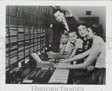 1961 Press Photo 2 Milionth AT&T Shareholders the Polson Family with Operator comprar usado  Enviando para Brazil