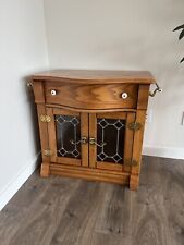 Muebles Pulaski Colección Keepsakes Roble Dorado 33" Gabinete Iluminado Mesita de noche segunda mano  Embacar hacia Argentina