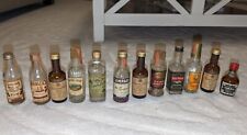 Usado, Lote de 12 mini botellas de avión vintage de whisky licor estampillas fiscales de whisky VACÍAS segunda mano  Embacar hacia Argentina