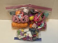 Usado, Lote surtido de accesorios para muñecas Barbie bolsas zapatos sombreros más de 70 artículos de juguete Mattel segunda mano  Embacar hacia Argentina