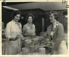 Usado, 1977 Foto de prensa miembros auxiliares de Valencia en mesa de servicio casa club segunda mano  Embacar hacia Argentina