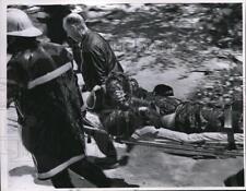 1966 Press Photo vítima de acidente de motocicleta é levada às pressas para ambulância próxima comprar usado  Enviando para Brazil