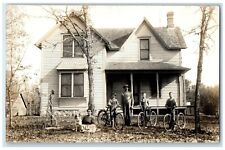 Cartão postal antigo foto RPPC casa vitoriana cachorro collie família bicicleta crianças comprar usado  Enviando para Brazil