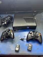 Xbox 360 preto com cabos e 2 controles remotos testados e funcionando, usado comprar usado  Enviando para Brazil