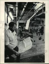 1984 Press Photo Mark Leicht Project Engineer at CBC Coating, Appleton Wisconsin comprar usado  Enviando para Brazil