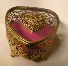 Caixa de bugigangas em forma de coração filigrana dourada com tampo de vidro enfeitado com coração, pés ornamentados, usado comprar usado  Enviando para Brazil