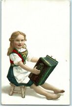 Cartão postal estampa colorida de menina sentada com acordeão Noruega c1918, usado comprar usado  Enviando para Brazil