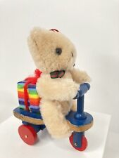Adorno de árbol de Navidad de colección oso en triciclo con regalo arco iris. ¡Muy lindo! segunda mano  Embacar hacia Argentina