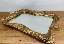 Espejo decorativo de yeso con contorno de desplazamiento y acabado dorado segunda mano  Embacar hacia Mexico