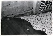 1966 Foto de mídia roupas usadas com furos no piso de apartamento azulejos, parede com rachaduras comprar usado  Enviando para Brazil