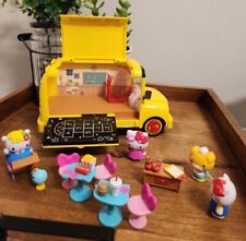 2015 Sanrio Hello Kitty Deluxe sala de aula ônibus escolar 4 figuras mesa, cadeiras, mesas comprar usado  Enviando para Brazil