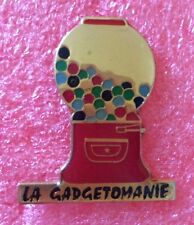 T12 Pins LA GADGETOMANIE Distributeur De Bonbon Chewing-gum vintage lapel pin d'occasion  La Roche-sur-Yon