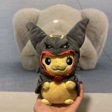 Juguete de peluche exclusivo de Pikachu del Centro Pokémon con un poncho Rayquaza negro segunda mano  Embacar hacia Argentina