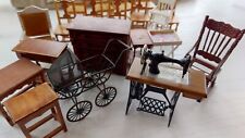 Paquete de muebles para casa de muñecas sillas mesas máquina de coser cochecito segunda mano  Embacar hacia Mexico