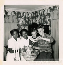 1957 Dos damas afroamericanas niño compartiendo vaso de ponche de fruta de cuenco segunda mano  Embacar hacia Argentina