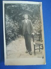 Occasion, CPA PHOTO - Jeune homme en pied costume appuyé à une chaise dans le jardin d'occasion  Angers-