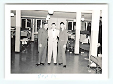 Foto 3x4 P&B três soldados em pé no quartel 1954 comprar usado  Enviando para Brazil